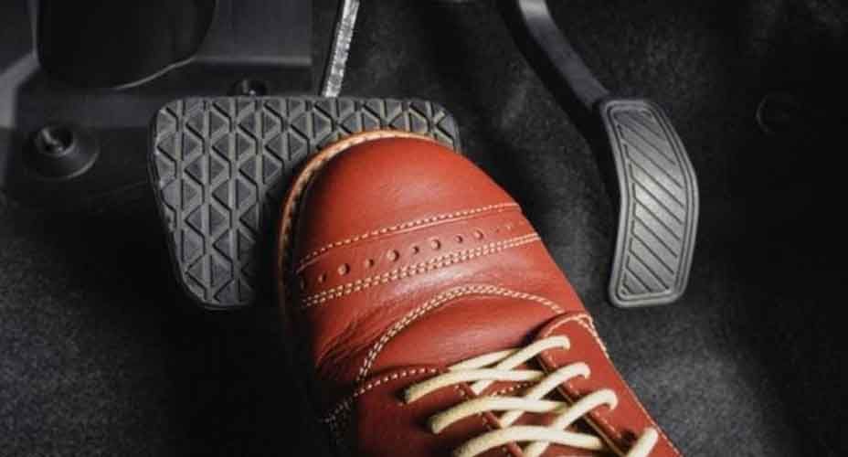 Injak Rem Atau Kopling Dulu Saat Mengurangi Kecepatan Mobil&nbsp;Manual?