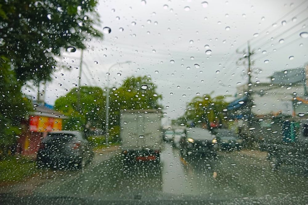5 Trik Aman Mengemudi Saat Tiba-tiba Terjadi Hujan Lebat, Tetap Aman Saat Pandangan&nbsp;Terbatas